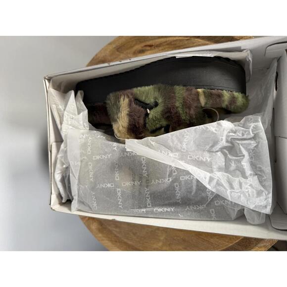 DKNY Palz Faux Fur Slipper Slides Camo Multi Logo Platform US 7 NWB - Picture 4 of 12